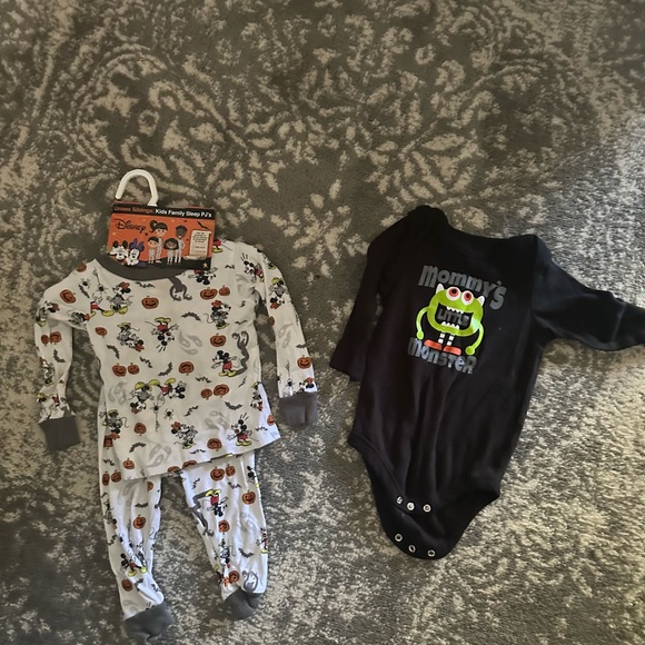 Lot of 4 18 month Halloween Outfits, Mickey, Snoopy Mommys lil Monster Body Suit - Picture 8 of 10